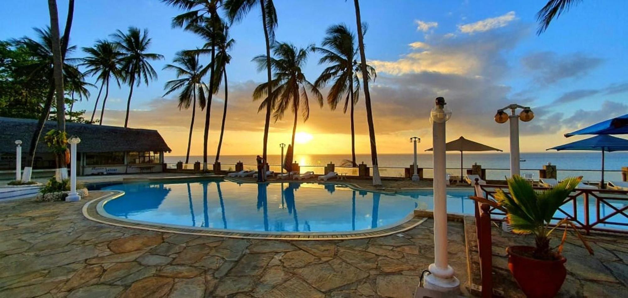 Sai Rock Beach Hotel & Spa Bamburi Bagian luar foto
