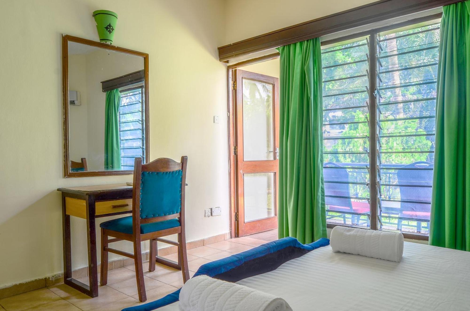 Sai Rock Beach Hotel & Spa Bamburi Bagian luar foto