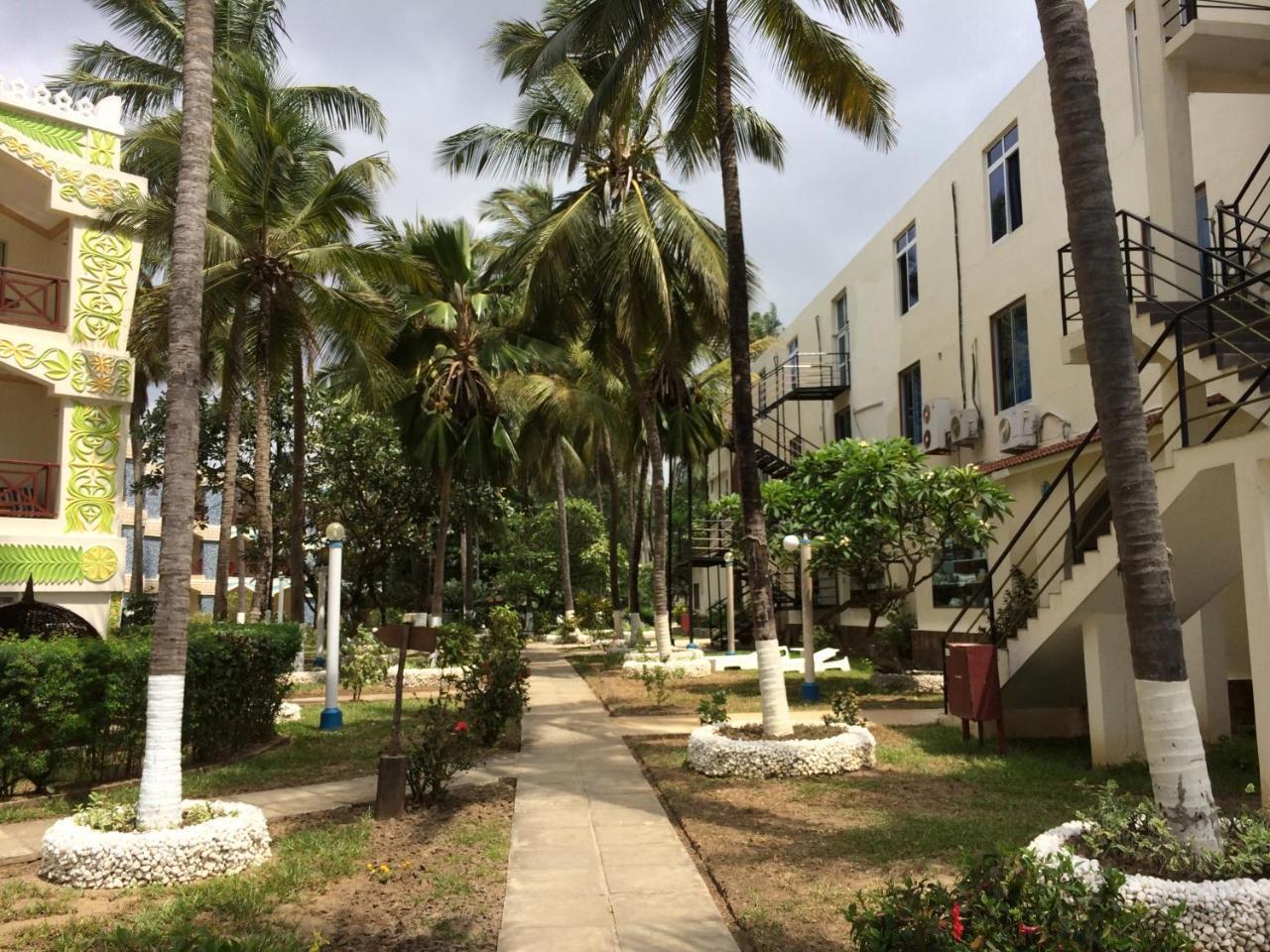 Sai Rock Beach Hotel & Spa Bamburi Bagian luar foto